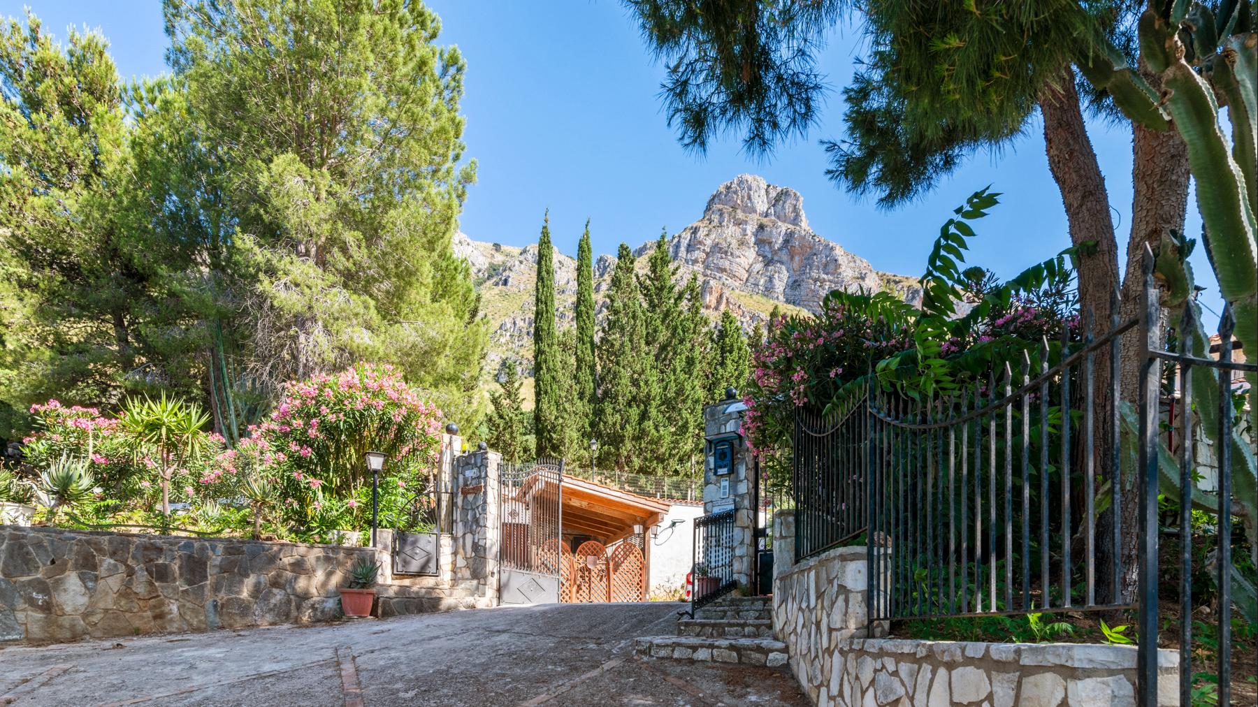 Splendid villa set between the sea and the Sicilian mountains