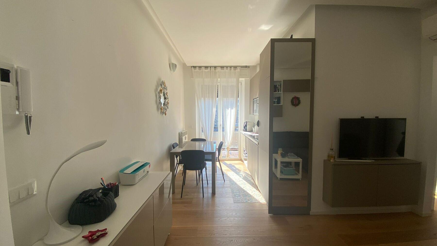 Bright two-room apartment with terrace in the Navigli-Bocconi area