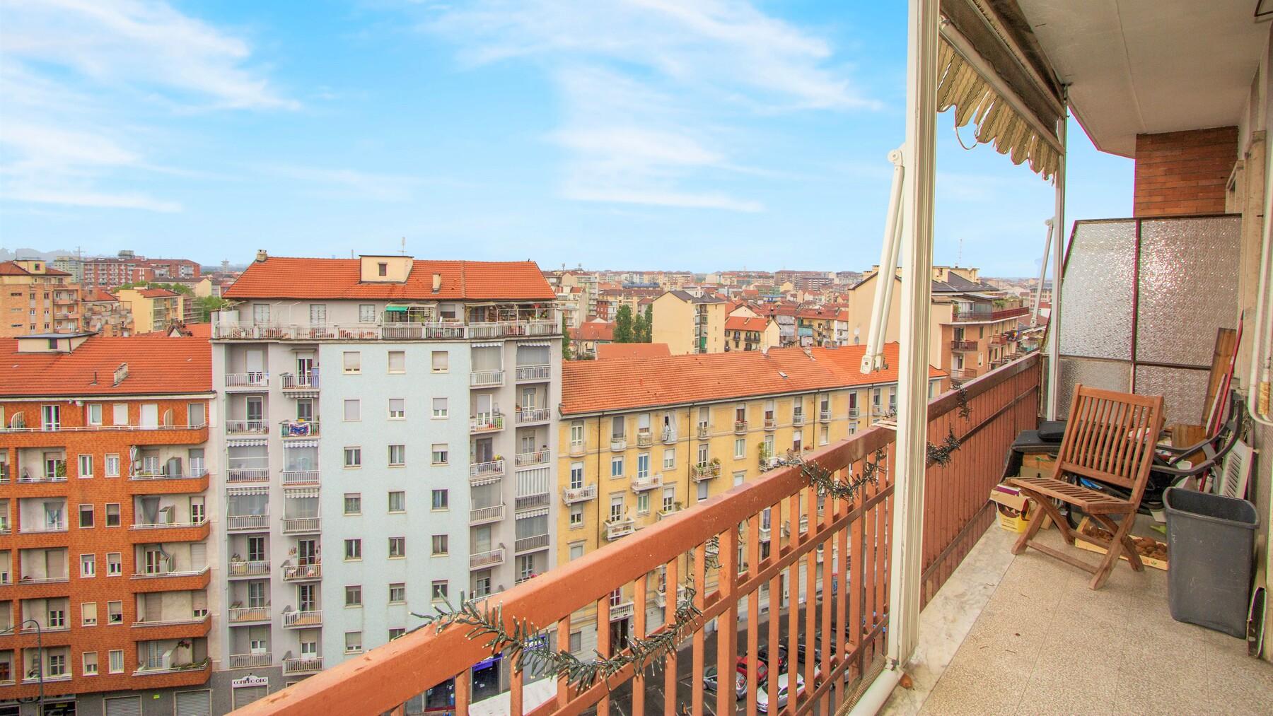 Versatile four-room apartment with panoramic balcony